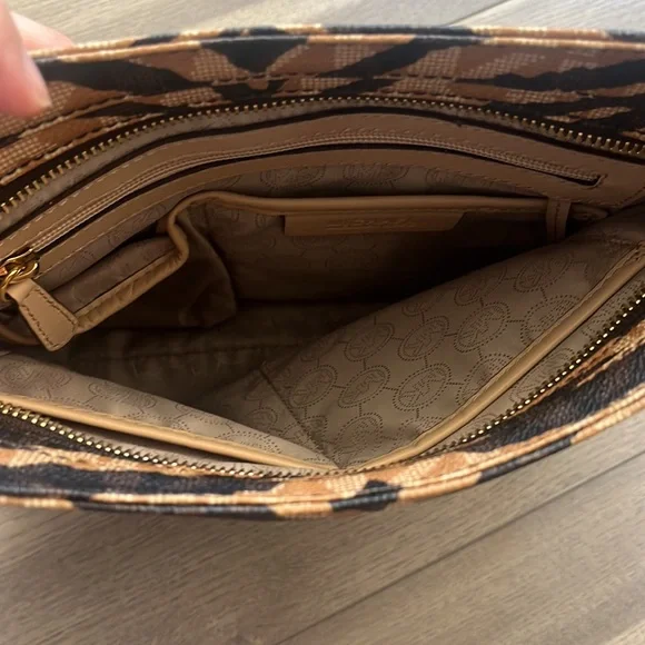 Michael Kors print crossbody and matching wallet - Picture 6 of 13